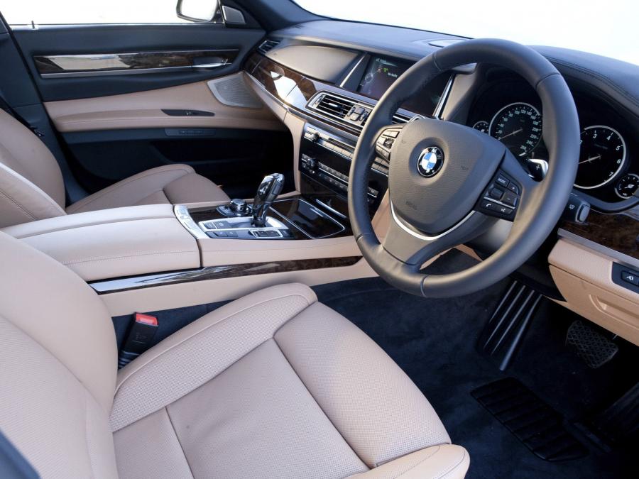  BMW 750i 2012 года  (ZA) (фото 10 из 15)